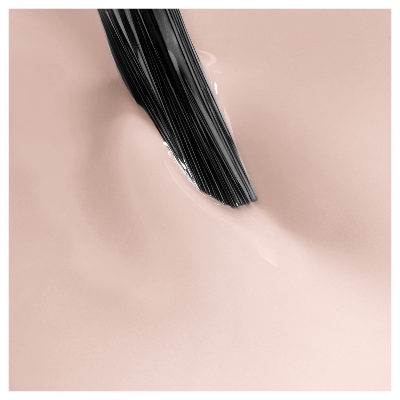 Esmalte semipermanente 3-in-1 One Soft Beige 04 &ndash; elegancia en las u&ntilde;as